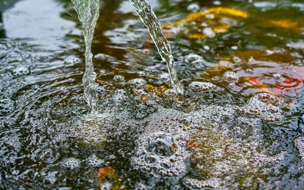 Kretanje vode u ribnjaku uz mehuriće i protok koji pomažu filtraciju i kiseonik