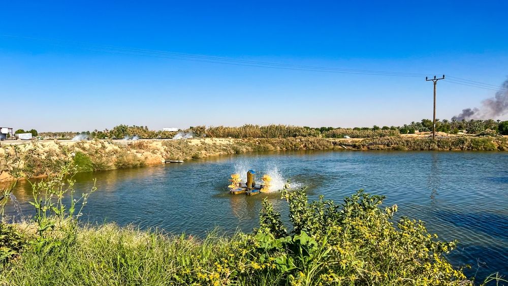 Ribnjak sa uređajem za cirkulaciju vode koji poboljšava kvalitet i bistrinu